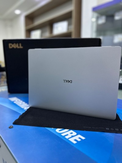 DELL PRO 16 V-pro CORE : ULTRA 5  235U DISC : 256 GB  (SSD)  RAM : 16 GB  