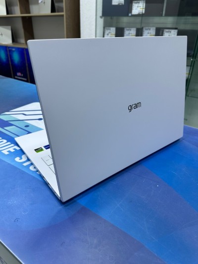 LG GRAM 17  CORE : INTEL i7 - 1360P DISC :  750 GB  (SSD)  RAM : 32 GB  Écran 17 2K RTX 3050 4GB 