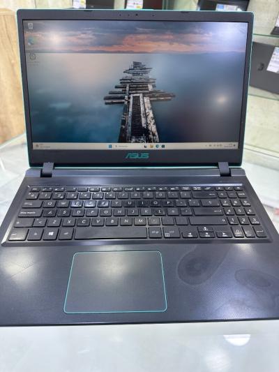 ASUS VIVOBOOK X560U  CPU: CORE I7 08 eme 256 SSD  GTX 1050