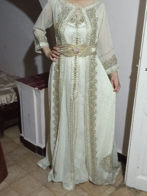 traditional-clothes-caftan-bouzareah-algiers-algeria