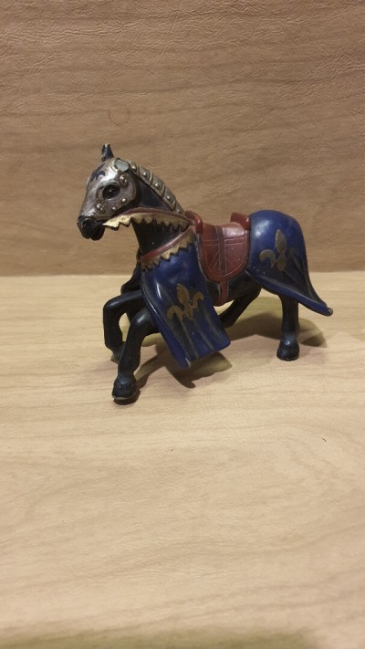 Cheval médiéval de tournoi par Simba Toys, cheval de joute violet et or 