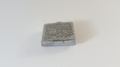 Ancienne boite miniature en argent  3,5 x 3 cm 