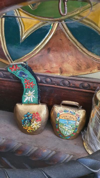 Authentic vintage Clochette suisse / France en laiton peinte à la main,