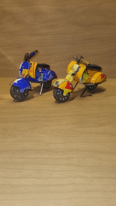 moto en tôle vespa miniature