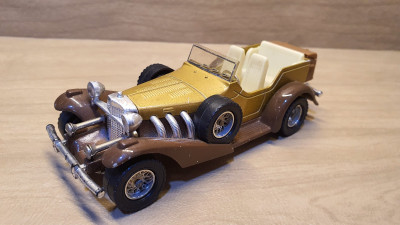 Miniature voiture néoclassique Excalibur Cabriolet reproduite par Majorette 1:32