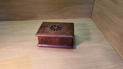 Ancienne jolie boite coffret à bijoux en bois orné de rosettes, Art populaire, début XXe siècle