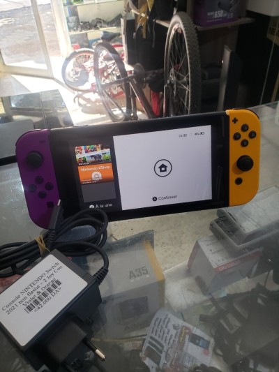 Console NINTENDO Switch 2021 non flashé + 2 Joy Con Violet & Orange