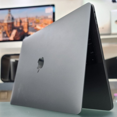 MacBook Pro 2016 i5 , 8gb ram , 256 SSD Touchbar
