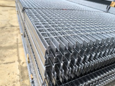 Caillebotis galvanisés + Attaches Caillebotis /  SOGEDIM