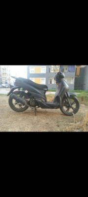 motos-scooters-peugeot-tweeet-150-cc-جيد-2014-alger-centre-algerie