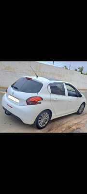 voitures-peugeot-208-2015-allure-facelift-abdelmalek-ramdane-mostaganem-algerie