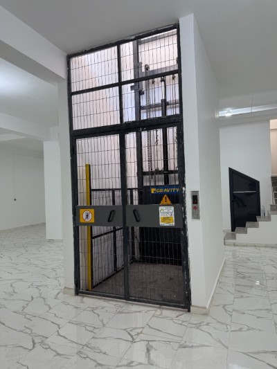 Monte-charge à simple colonnes Hydraulique Fabrication sur mesure externe ou interne GRAVITY ALGERIE