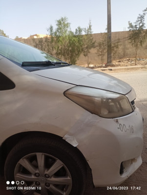 سيارة-صغيرة-toyota-yaris-2013-الأغواط-الجزائر
