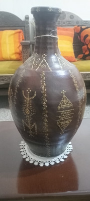 decoration-amenagement-grand-vase-avec-differents-motifs-berberes-zeralda-alger-algerie