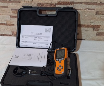 Anémomètre et mesureur de pression différentiel