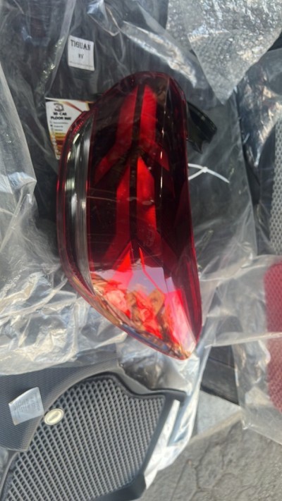 Feu arrière droit d'origine Logan 3