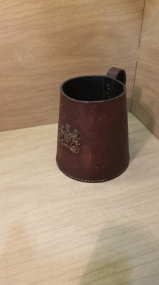 Vintage Chope, mug en véritable cuir style médiéval Made in England avec blason en laiton H: 14 cm 