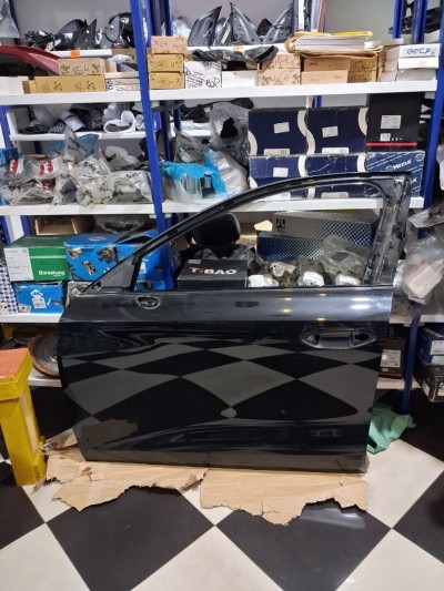 Porte. Malle. Capot. Ailes. Pare-chocs.  noir couleur d'origine Audi A3 