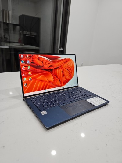 Asus Zenbook i5 10th gen 14"p ScreenPad