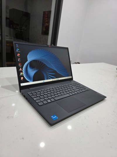 Lenovo V15 i5 13th Gen 15.6"pouces 512/16
