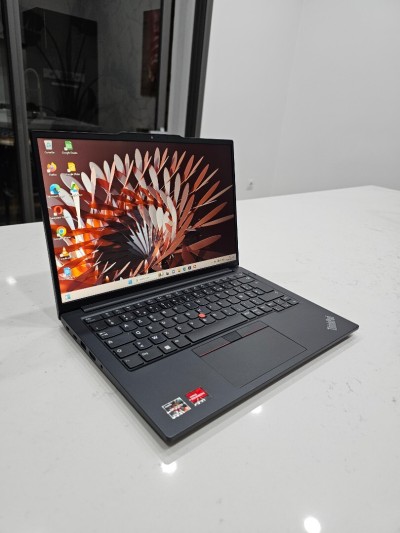 Lenovo Thinkpad E14 Ryzen 3 series 7000 Produit neuf jamais Utilisée 