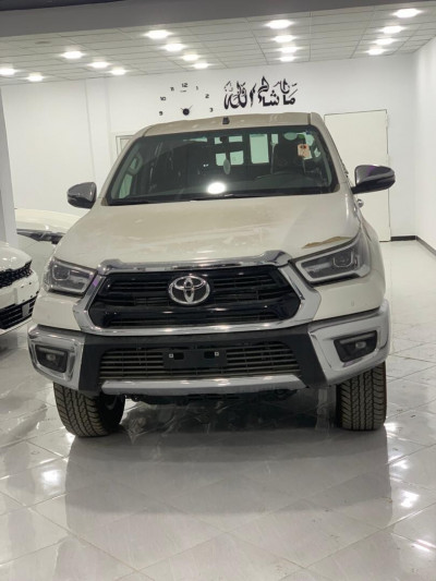 voitures-toyota-hilux-2025-saoudi-el-oued-algerie