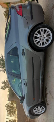 voitures-renault-laguna-2-2004-oum-drou-chlef-algerie