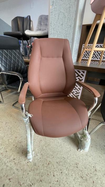 Chaise visiteur maron