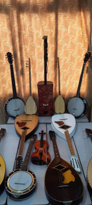 guitar-instruments-de-musique-mondole-bandjo-violon-saz-goumbri-kouba-algiers-algeria