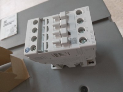 08 contacteurs 5.5kw bobine 24vdc ALLEN BRADLEY neufs