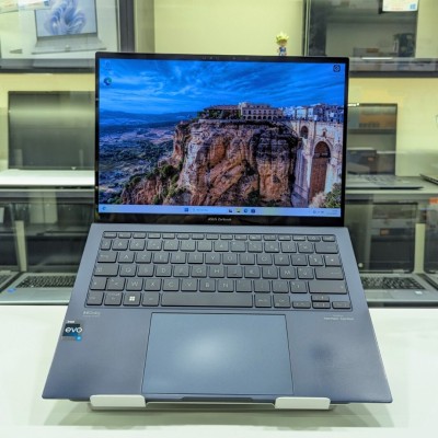 ASUS ZenBook S 13 OLED i7 1335U 16GB 1TB SSD 13.3 OLED 