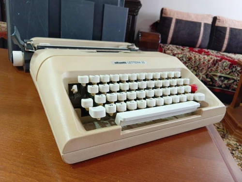 MACHINE A ECRIRE OLIVETTI LATTERA 35