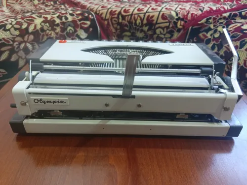 MACHINE A ECRIRE OLYMPIA TRAVELLER