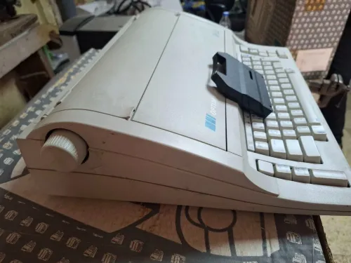 MACHINE À ÉCRIRE 