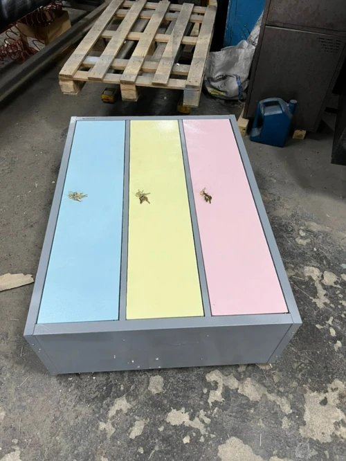 Mobilier metallique/ vestiaire/ armoires/ coffre/ ecoles/ mdn/ police