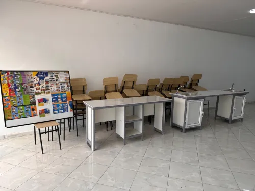 Chaise et tables élèves + paillasse et bureau 