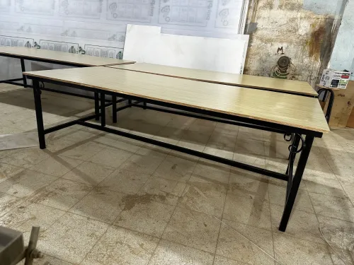 Chaise et tables élèves + paillasse et bureau 