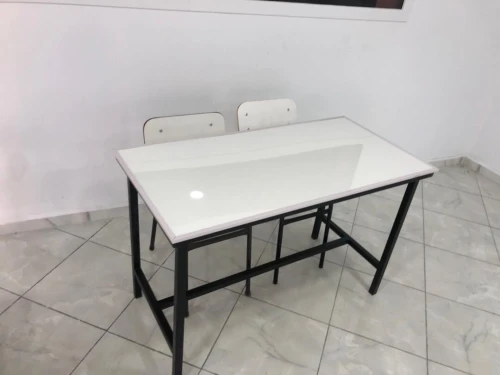 Chaise et tables élèves + paillasse et bureau 