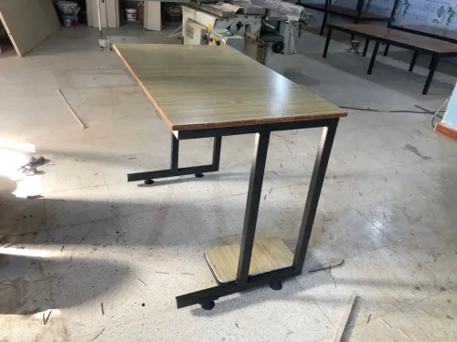 Chaise et tables élèves + paillasse et bureau 