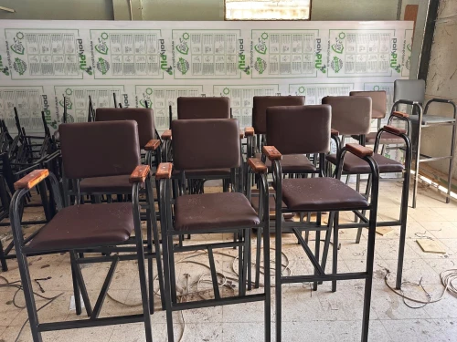 Chaise et tables élèves + paillasse et bureau 