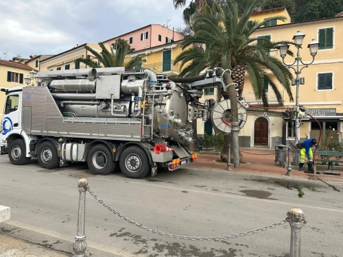 Camion hydrocureur