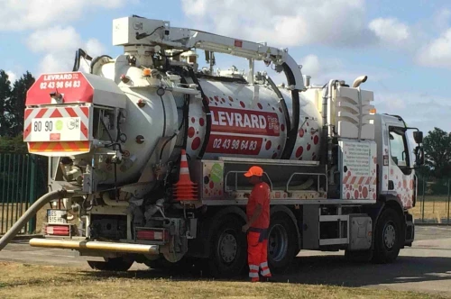 Camion vidange debouchage canalisation de regarde fesse septique