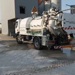Camion vidange debouchage canalisation de regarde fesse septique