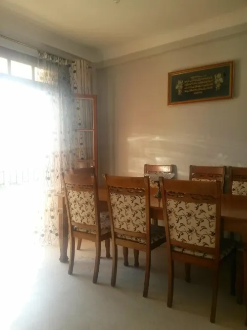 Grande table avec 8 chaises