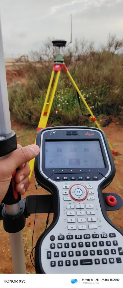 كراء لايكا طوبوغرفيا  leica station total gpsLocation matériel topographique