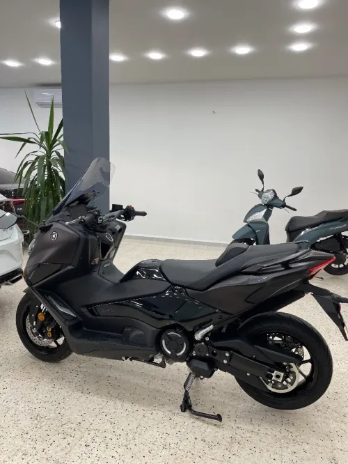 Yamaha T max 2025