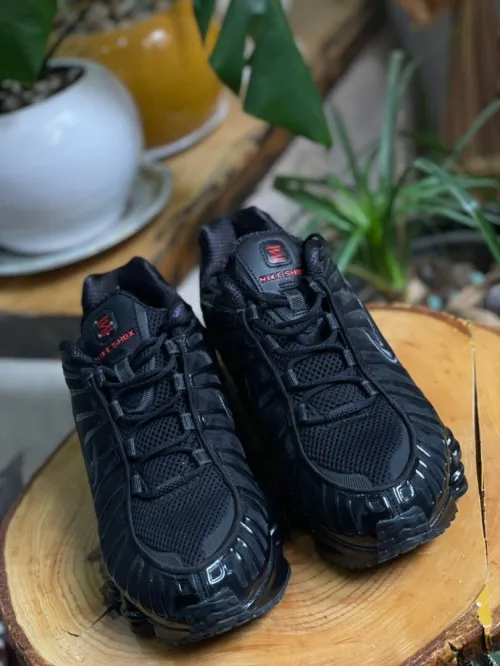 NIKE SHOX