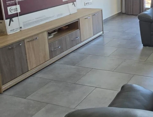 Mobilier complet en très bon état (أثاث كامل بحالة جيدة جداً)