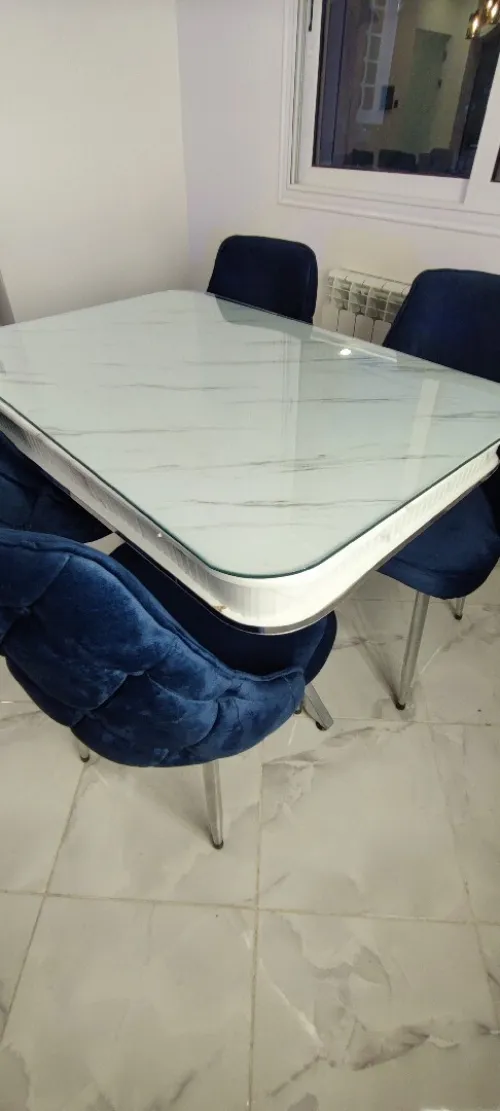 Table à manger très luxueuse, élégante et moderne avec un panneau en verre 