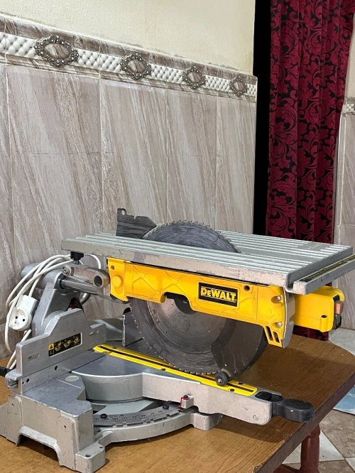 Scie à onglets et à table DeWALT D27111-QS